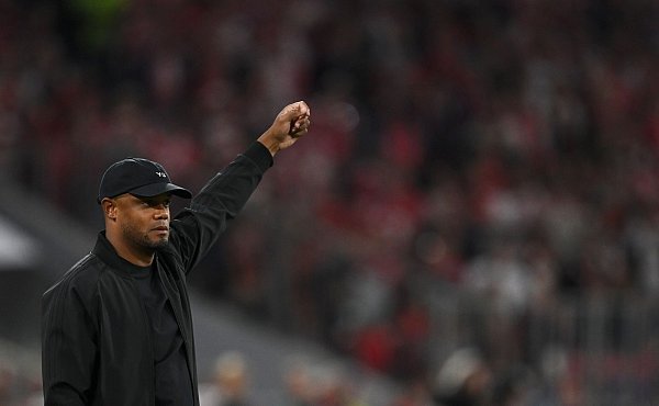 Vincent Kompany zeigt die Richtung in seinem zweiten Jahr an: Er will in allen Wettbewerben ganz nach oben. - © Sven Hoppe/dpa