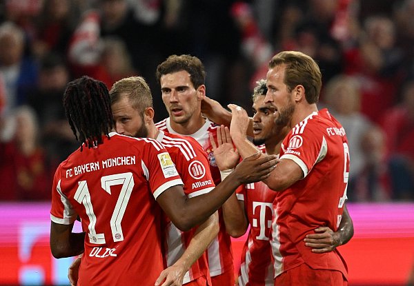 Die Bayern-Stars haben Spaß miteinander, wie der gemeinsame Jubel der Torschützen Harry Kane (r), Luis Díaz (2.v.r.) und Michael Olise (Nr. 17) zeigt. - © Sven Hoppe/dpa
