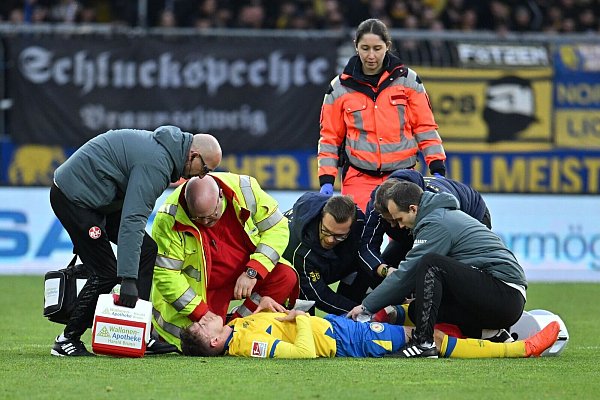 Florian Flick von Eintracht Braunschweig wird wegen einer schweren Risswunde behandelt. - © Swen Pförtner/dpa