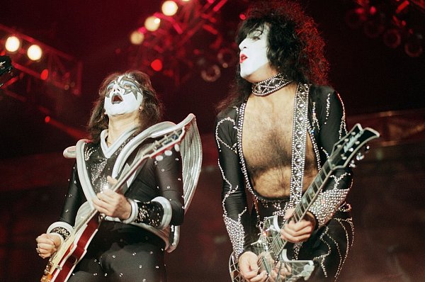Der Gitarrist Ace Frehley ist mit 74 Jahren gestorben. (Archivbild) - © Chris Pizzello/AP/dpa