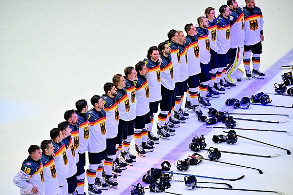 Mit drei klaren Siegen startet die deutsche Eishockey-Nationalmannschaft perfekt ins WM-Turnier. - © Vít Simanek/CTK/dpa