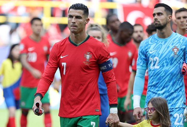 Portugals Cristiano Ronaldo führte seine Mannschaft erneut als Kapitän auf den Platz. - © Bernd Thissen/dpa