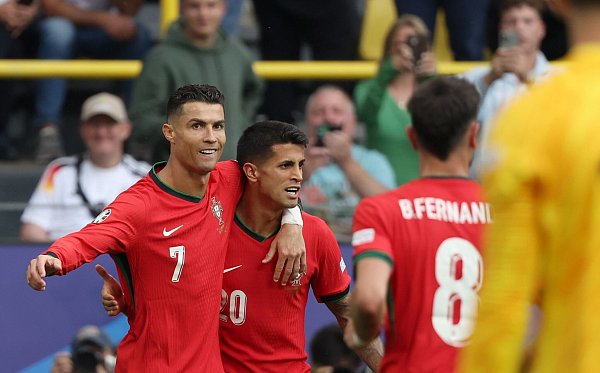 Legte das dritte Tor Portugals auf: Cristiano Ronaldo (l). - © Friso Gentsch/dpa
