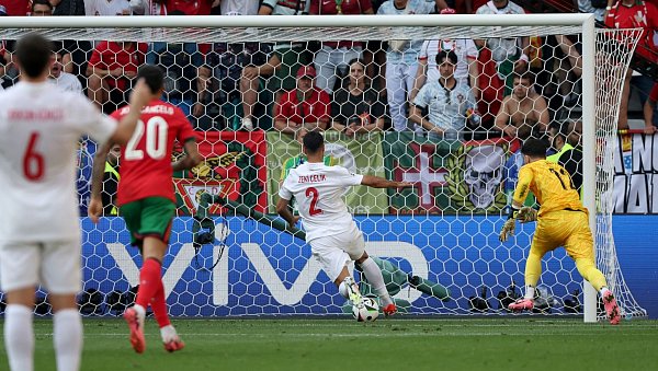 Zeki Celik (l) und Torhüter Altay Bayindir können das Eigentor zum 0:2 aus türkischer Sicht nicht verhindern. - © Bernd Thissen/dpa