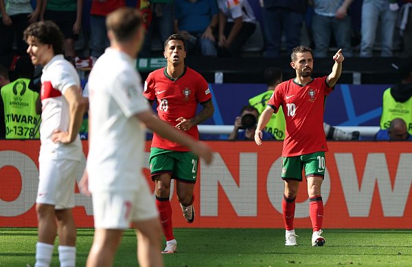 Brachte die Portugiesen in Führung: Bernardo Silva (r). - © Bernd Thissen/dpa