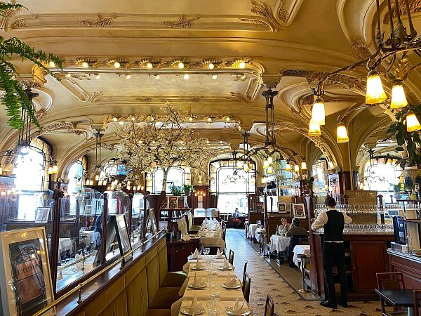 Jugendstil-Ambiente heute wie damals: die «Brasserie Excelsior» wurde 1911 eröffnet. - © Bernd F. Meier/dpa-tmn