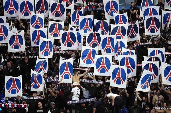 Träumen vom Gewinn der Champions League: Die Fans von Paris Saint-Germain. - © Nick Potts/PA Wire/dpa