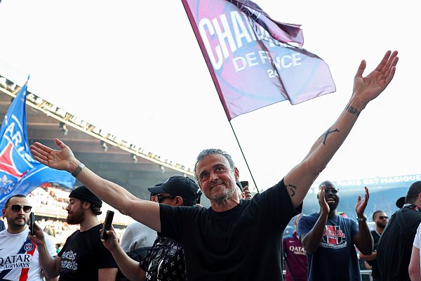 PSG-Trainer Luis Enrique nach dem Gewinn der französischen Meisterschaft. - © FRANCK FIFE/POOL AFP via AP/dpa
