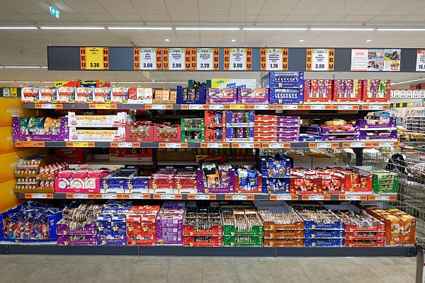 Bei vielen Händlern gibt es bereits Lebkuchen, Spekulatius und anderes Weihnachtsgebäck zu kaufen. - © Henning Kaiser/dpa