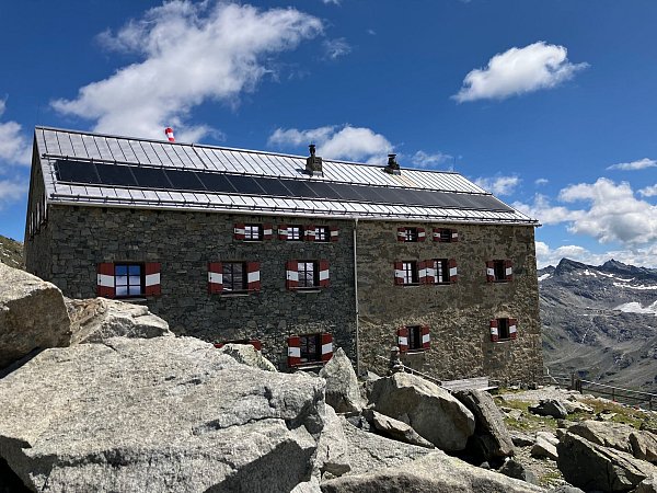 Die Neue Prager Hütte stand früher nah am Gletscher. - © Sabine Dobel/dpa