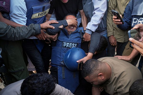 Kollegen trauern um einen palästinensischen Journalisten. - © Jehad Alshrafi/AP/dpa