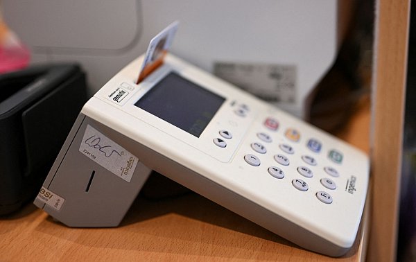 Mit dem Einstecken der Versichertenkarte wird ein Zugriffsrecht auf die E-Akte gegeben. (Archivbild) - © Annegret Hilse/Reuters/Pool/dpa
