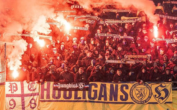 Die Polizei hofft auf ein friedliches Derby zwischen Braunschweig und Hannover. - © Axel Heimken/dpa