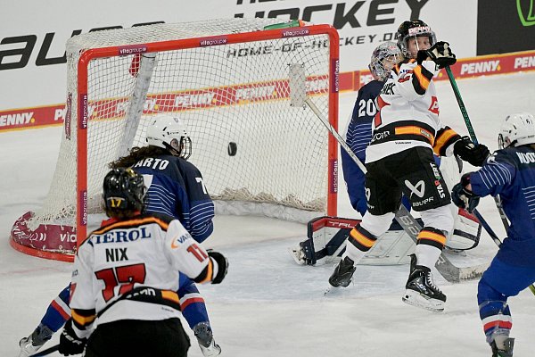 Emily Nix erzielte das 1:0 - © Peter Kneffel/dpa