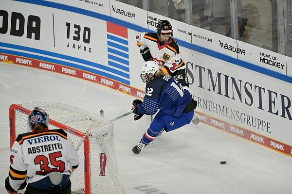 Harte Kampf zum Auftakt für das deutsche Frauenteam - © Peter Kneffel/dpa