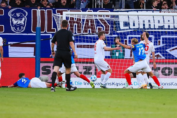 Die Kieler jubeln über den ersten Bundesligasieg der Clubgeschichte. - © Frank Molter/dpa