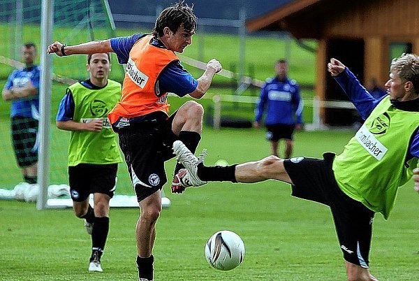 Kevin Kerr (2. v. l.) - hier im Zweikampf mit Oliver Kirch - gewöhnt sich im Trainingslager am Walchsee an die Sitten und Gebräuche im Profibereich.