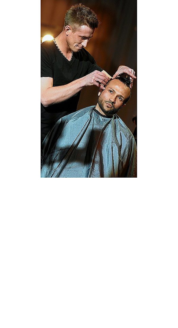 Friseur Hermann Heidebrecht schabt Costa mit dem Rasiermesser Muster ins Haar.