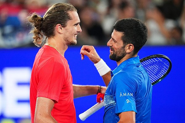 Alexander Zverev (l) und Novak Djokovic trafen kurz vor Start der Australian Open in einem Showmatch aufeinander. - © Vincent Thian/AP/dpa