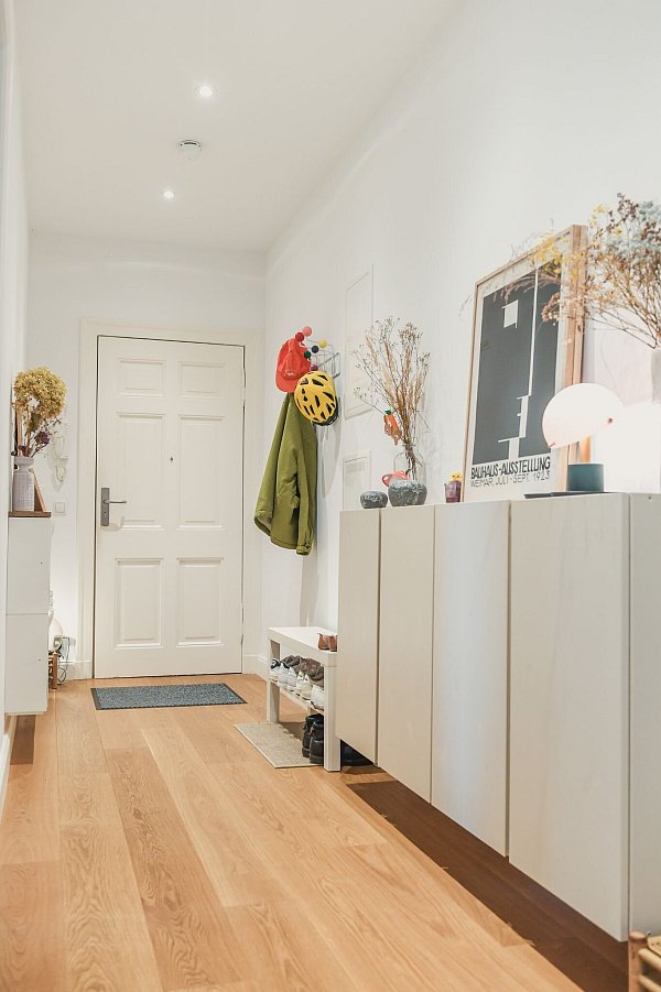 Helle Farben und gute Beleuchtung machen den Flur freundlicher: Mehrere Lichtquellen schaffen eine angenehme Atmosphäre. - © Zacharie Scheurer/dpa-tmn