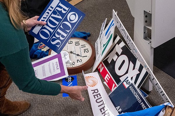 Auch Fox News weigert sich, die neuen Regeln zu unterzeichnen. - © Kevin Wolf/AP/dpa