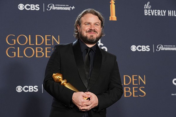 Brady Corbet freut sich über den Regie-Globe. - © Chris Pizzello/Invision/AP/dpa
