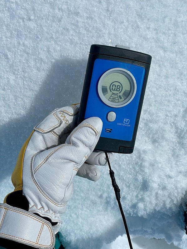 Notfallausstattung wie LVS-Gerät, Sonde, Schaufel und Airbag-Rucksack ist im freien Gelände unverzichtbar. - © Bernhard Krieger/dpa-tmn