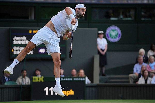 Grigor Dimitrow muss aufgeben. - © Kin Cheung/AP/dpa