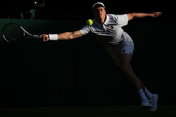 Jannik Sinner kommt in Wimbledon weiter. - © Kin Cheung/AP/dpa