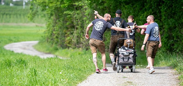 Junge Menschen trinken mehr Bier als alte. Daher schlägt auch die Alterung der Gesellschaft auf den Bierkonsum. - © Stefan Puchner/dpa