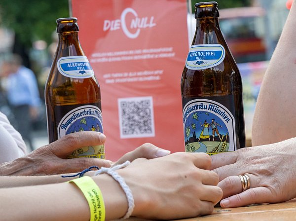 Bier geht - nicht nur in München - auch ohne Alkohol. - © Peter Kneffel/dpa