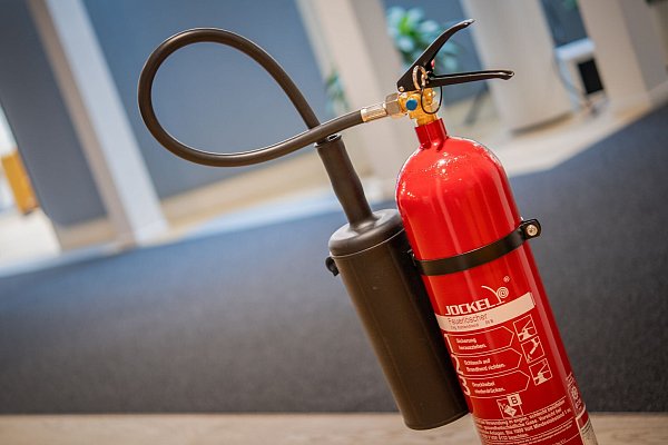 Je nachdem welches Material brennt, wird ein bestimmtes Löschmittel benötigt - bevor man einen Feuerlöscher verwendet, sollte man sich mit den Unterschieden auseinandersetzen. - © Nico Tapia/dpa-tmn