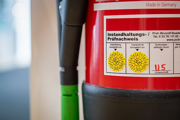 Instandhaltungs- und Prüfnachweise: Der Feuerlöscher darf nicht zu alt sein - eine regelmäßige Wartung ist wichtig. - © Nico Tapia/dpa-tmn