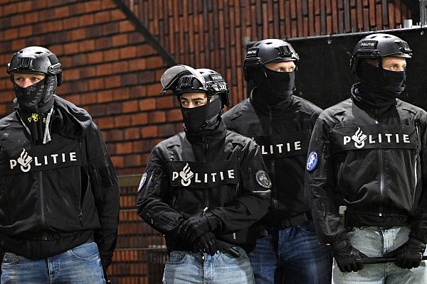 Rund um den Einsatz der Polizei in Deventer gab es Ärger. - © Federico Gambarini/dpa