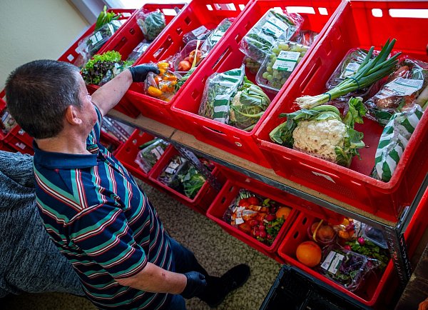 In Deutschland gibt es 975 Tafeln für die sich rund 75.000 Menschen ehrenamtlich engagieren. (Archivbild) - © Jens Büttner/dpa
