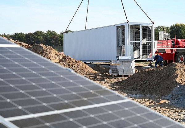 Neue Solarparks werden häufig mit eigenen Großbatterien ausgestattet, die den Strom für ein paar Stunden zwischenspeichern können. - © Uli Deck/dpa