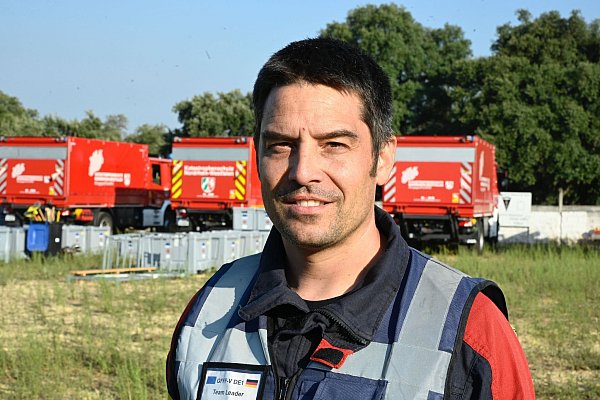 Die deutschen Helfer stehen vor einem schwierigen Einsatz. - © Sven Käuler/dpa