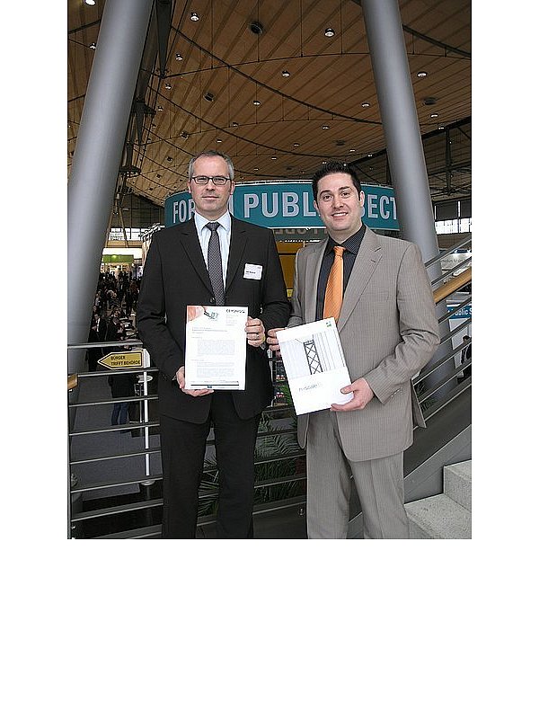 Vertriebschef Uwe Wohnus (l.) und der in OWL zuständige Vertriebsmanager Peter Weißmann. - © FOTO: MARTIN KRAUSE