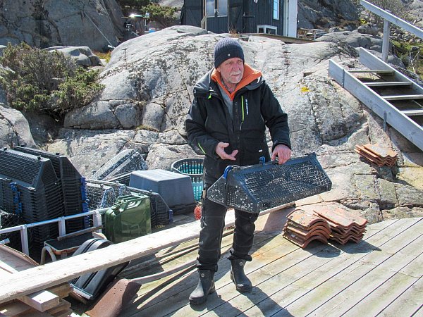 Lars Marstone züchtet seine Austern in stapelbaren Kästen mitten im Gullmarsfjord – dort, wo das Wasser klar, sauerstoffreich und voller Nährstoffe ist. - © Sabine Glaubitz/dpa-tmn