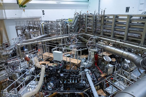 Monatelang wurde das Kernfusionsexperiment «Wendelstein 7-X» gewartet und wieder hochgefahren bevor in Kürze eine neue Experimentierphase startet. - © Stefan Sauer/dpa