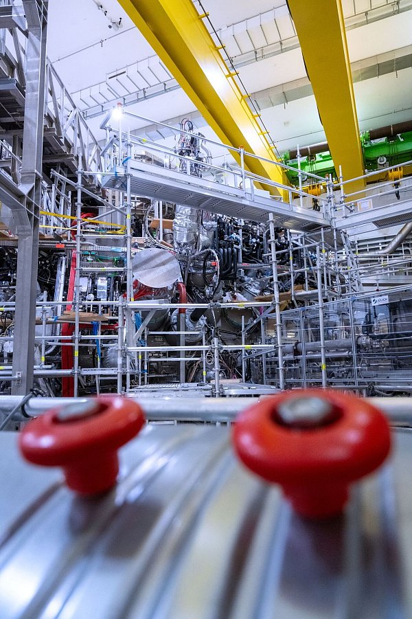 Vor der neuerlichen Experimentierphase wurden 20.000 Arbeitsstunden in die Wartung und Verbesserung der Experimentieranlage «Wendelstein 7-X» gesteckt. - © Stefan Sauer/dpa