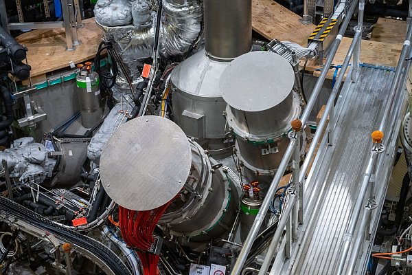 1000 Tonnen wiegt die Forschungsanlage «Wendelstein 7-X». Investitionen, Betriebs- und Personalkosten sowie laufende Kosten summieren sich auf über eine Milliarde Euro. - © Stefan Sauer/dpa