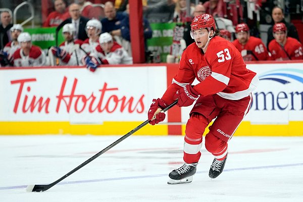 NHL-Star-Verteidiger Moritz Seider erwartet die beste deutsche Eishockey-Nationalmannschaft überhaupt bei Olympia - © Carlos Osorio/AP/dpa