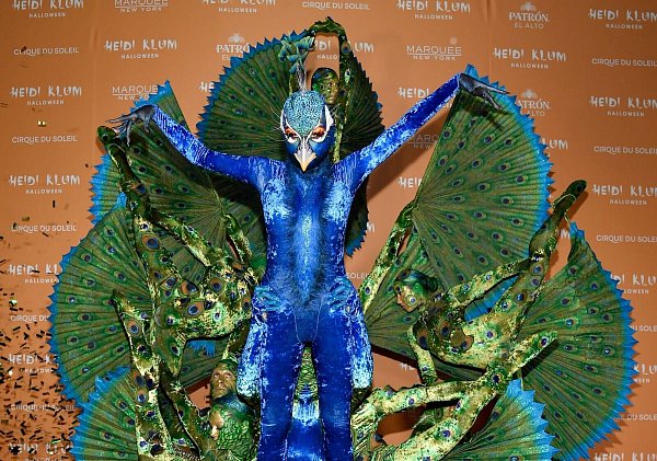 Ein schillernder Pfau - Heidi Klum bei ihrer jährlichen Halloween-Party 2023. (Archivbild) - © Evan Agostini/Invision/AP/dpa