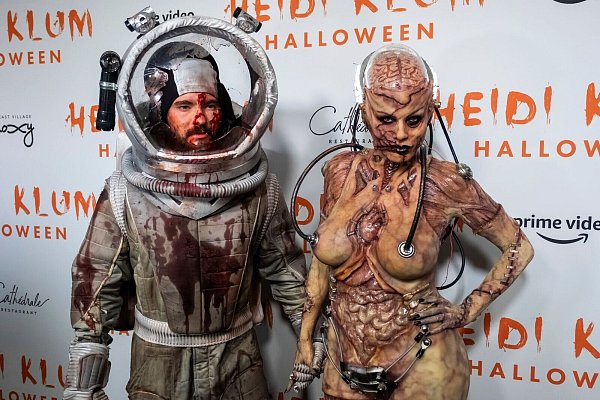 Heidi Klum (rechts) und ihr Mann Tom Kaulitz im Halloween-Kostüm 2019. (Archivbild) - © Charles Sykes/Invision/dpa
