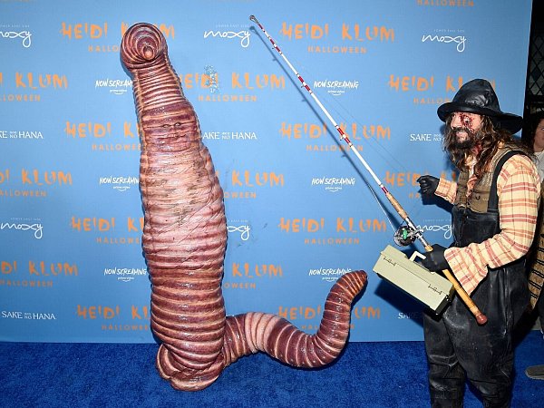 Die vielleicht aufwendigste Verkleidung: Heidi Klum als Wurm - im Jahr 2022. (Archivbild) - © Evan Agostini/Invision via AP/dpa