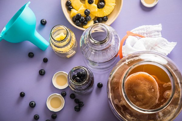 Auch fermentierte Lebensmittel - etwa Kombucha - können die Vielfalt der Darmbakterien erhöhen. - © Christin Klose/dpa-tmn/dpa