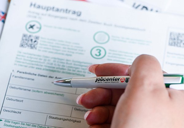 Das Bürgergeld soll Menschen ihr Existenzminimum sicherstellen, ein kleiner Zuverdienst ist möglich. - © Jens Kalaene/dpa/dpa-tmn