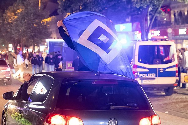 Die HSV-Fans feierten den Aufstieg ausgiebig auf der Reeperbahn. - © Bodo Marks/dpa