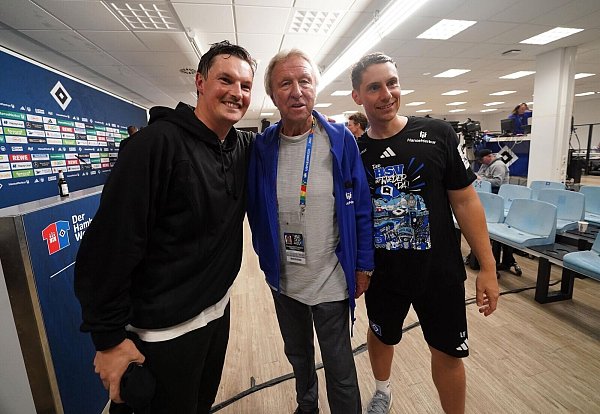 Trainer-Duo mit Legende: HSV-Trainer Merlin Polzin (l), Co-Trainer Loic Favé (r) und Nachwuchsdirektor Horst Hrubesch. - © Marcus Brandt/dpa